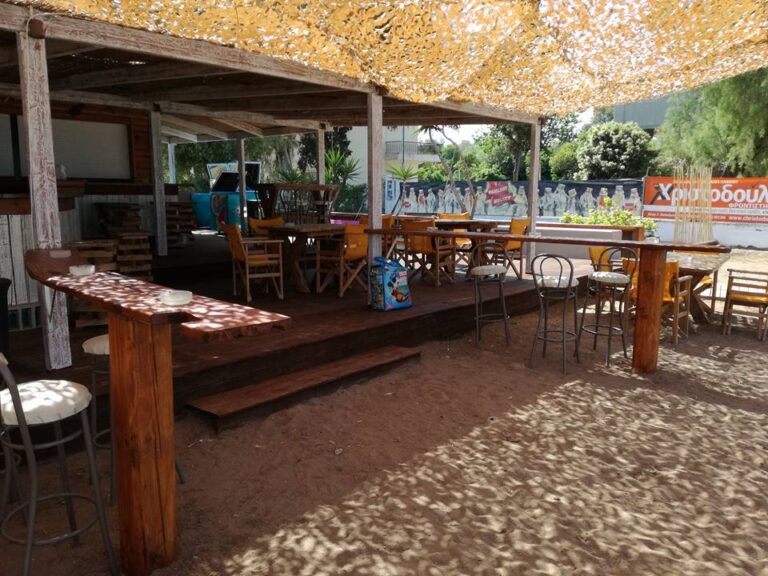 Crazy Locals Beach Bar