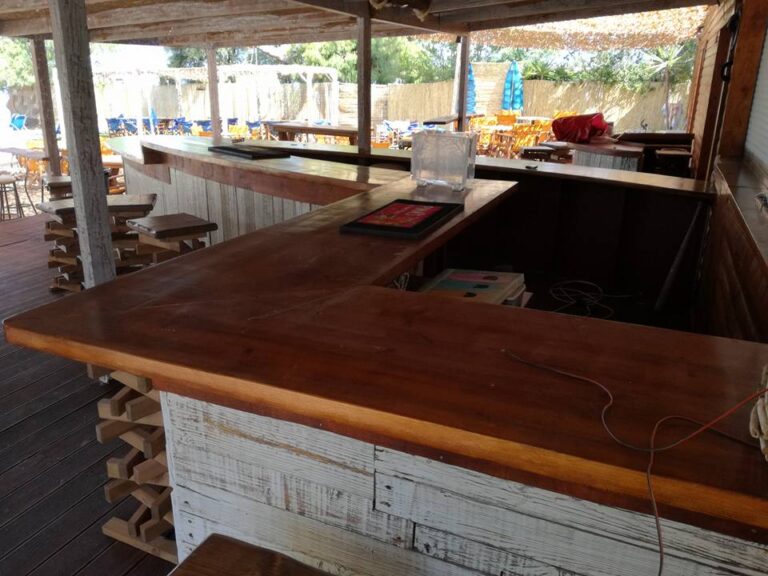 Crazy Locals Beach Bar